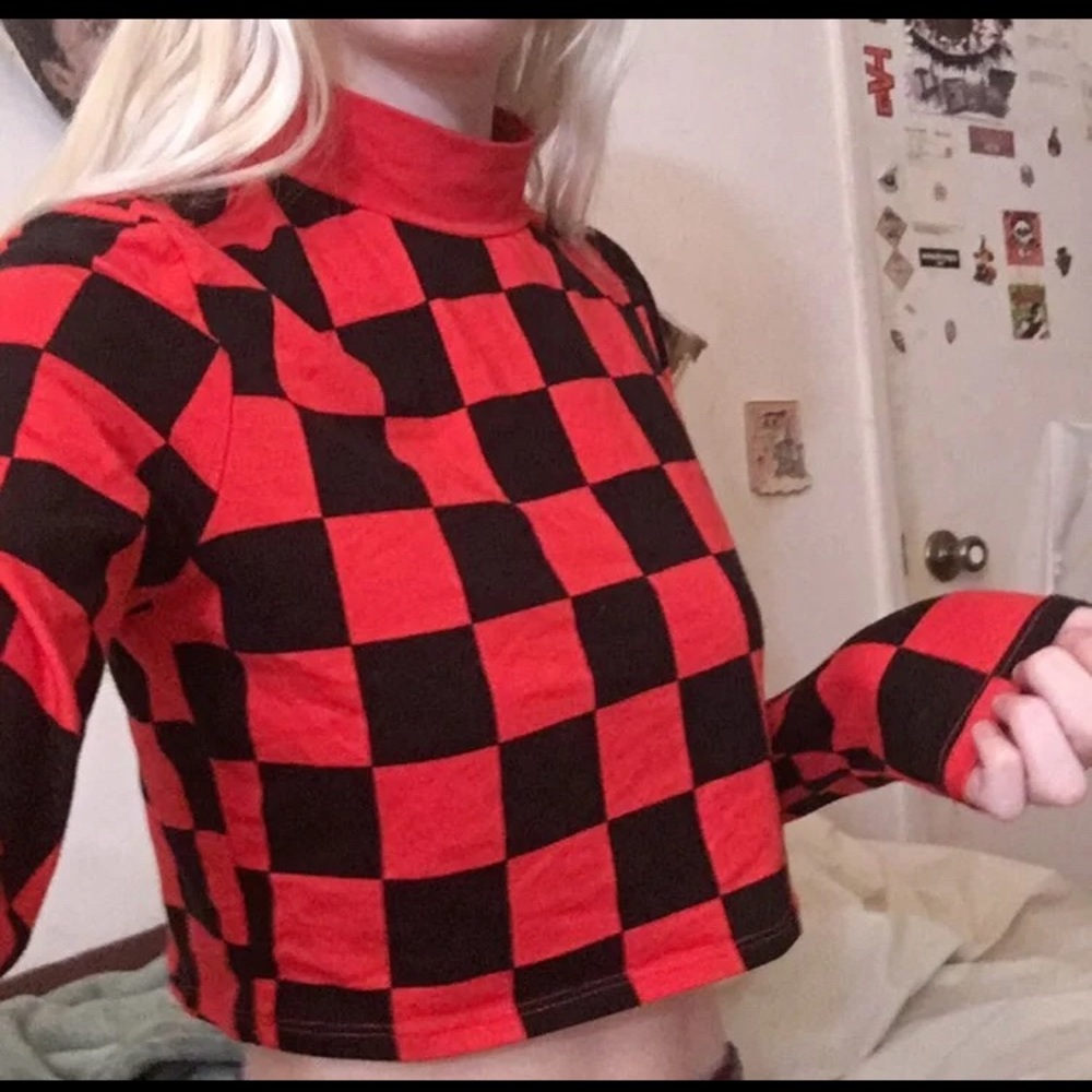 res and black crop top